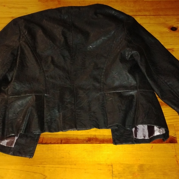 Elegant Black Button-Detail Blazer - Picture 7 of 7